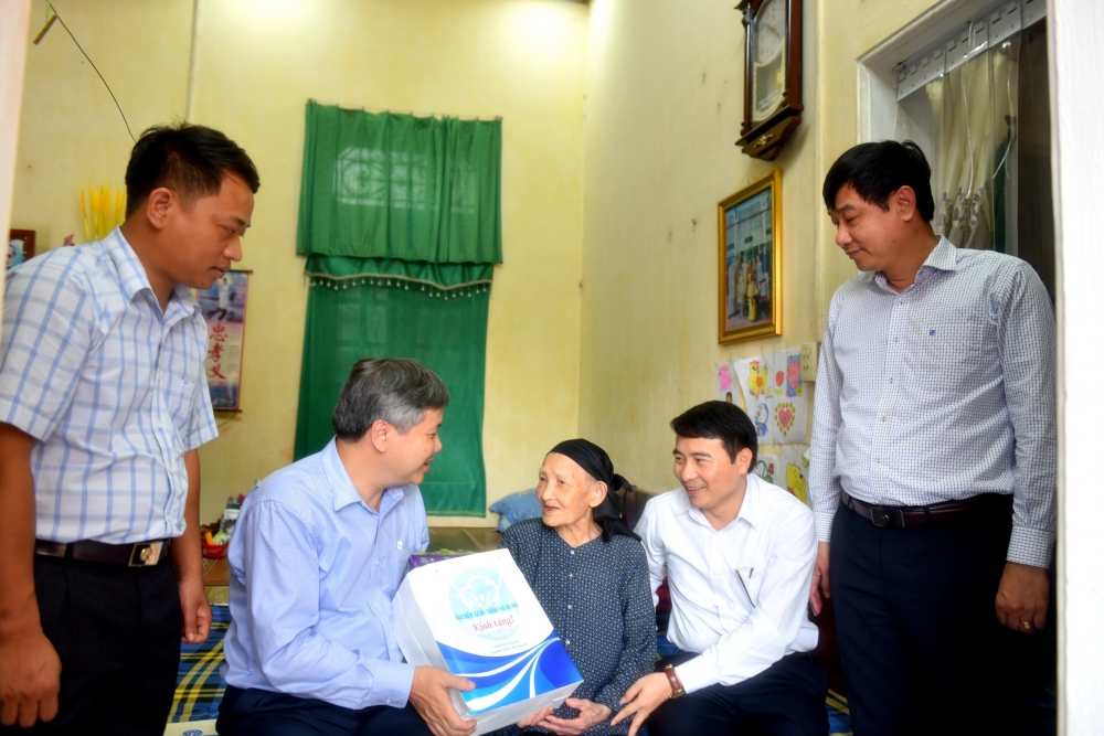 Lãnh đạo Bảo hiểm xã hội thành phố Hà Nội thăm, tặng quà Mẹ Việt Nam Anh hùng tại Ba Vì