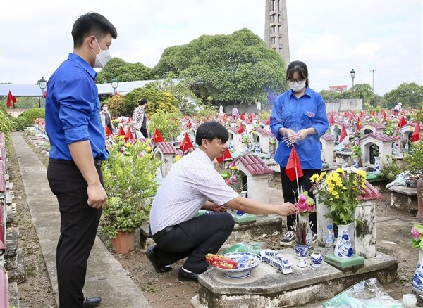 Lãnh đạo huyện Gia Lâm viếng nghĩa trang liệt sĩ nhân kỷ niệm 75 năm Ngày Thương binh Liệt sĩ