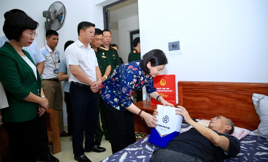 Phó Bí thư Thường trực Thành ủy Hà Nội thăm, tặng quà các thương binh, bệnh binh