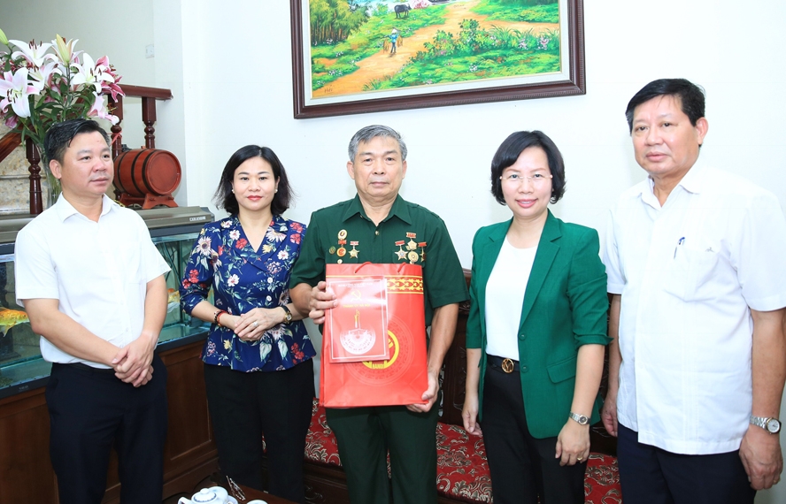 Phó Bí thư Thường trực Thành ủy Hà Nội Nguyễn Thị Tuyến trao quà tặng gia đình thương binh Lê Đình Thụy