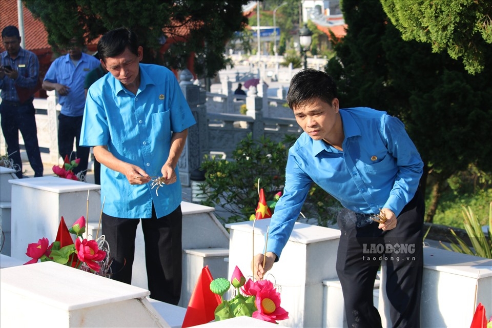 Lãnh đạo Tổng Liên đoàn Lao động Việt Nam dâng hương tại Nghĩa trang Liệt sĩ Quốc gia Vị Xuyên