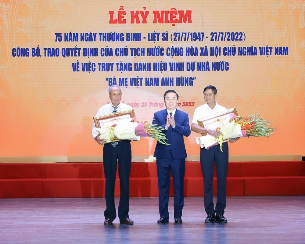 Quận Tây Hồ: Công bố quyết định truy tặng danh hiệu “Bà mẹ Việt Nam Anh hùng” tới 2 gia đình