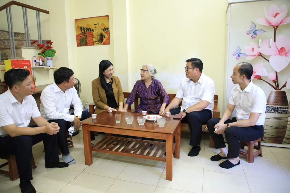 Lãnh đạo Mặt trận Tổ quốc thành phố Hà Nội: Thăm tặng quà 6 gia đình chính sách quận Hoàng Mai