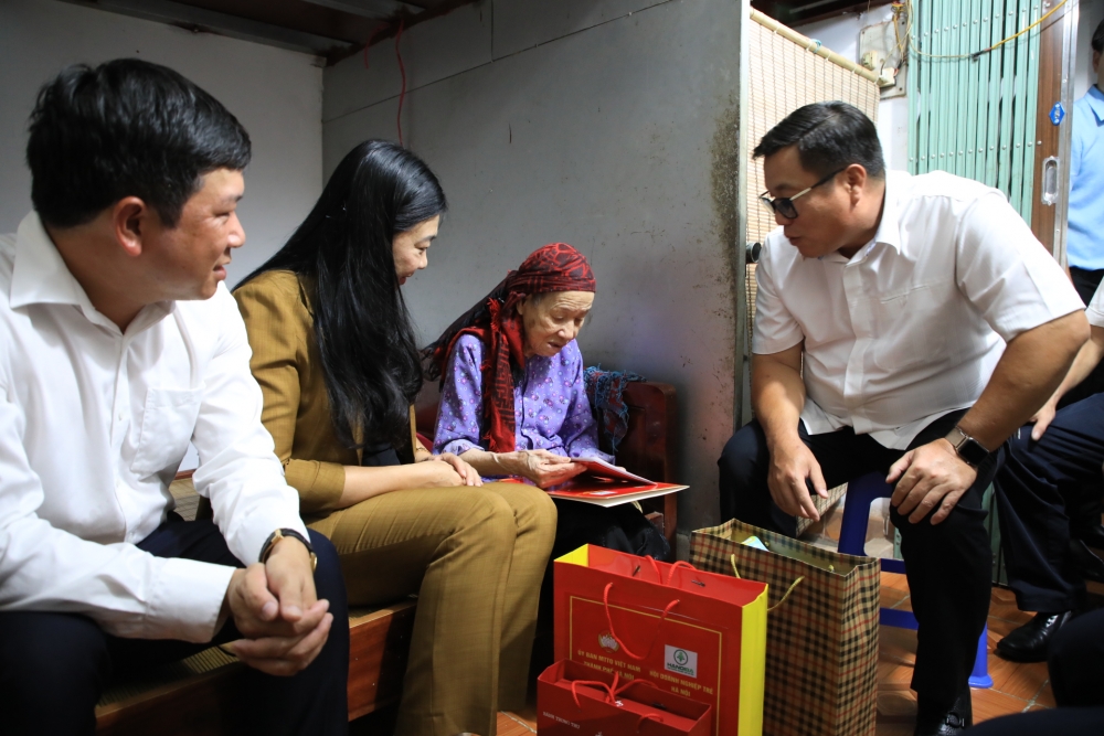 Lãnh đạo Mặt trận Tổ quốc thành phố Hà Nội: Thăm tặng quà 6 gia đình chính sách quận Hoàng Mai