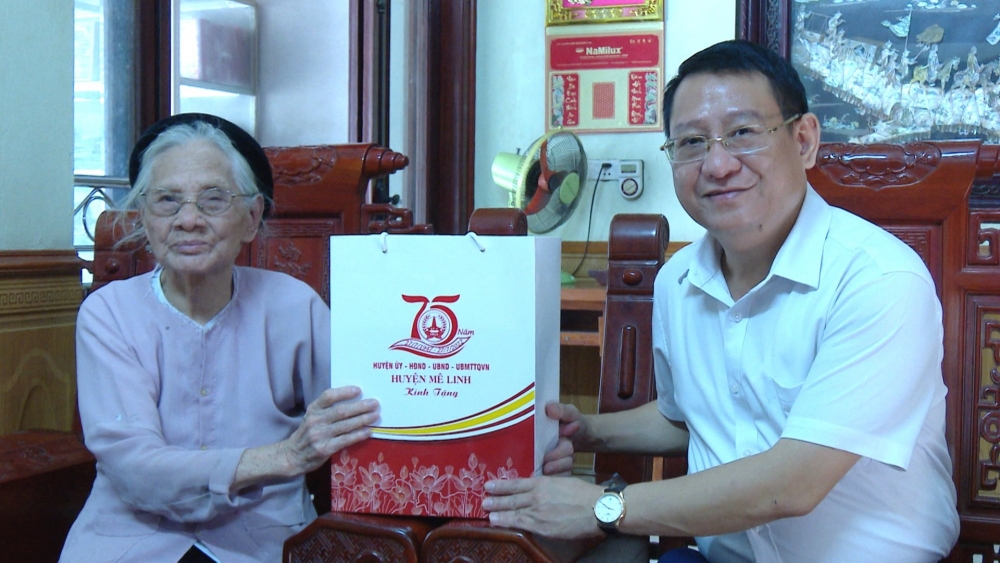 Huyện Mê Linh: Thăm, tặng quà các thương bệnh binh, gia đình có công với cách mạng
