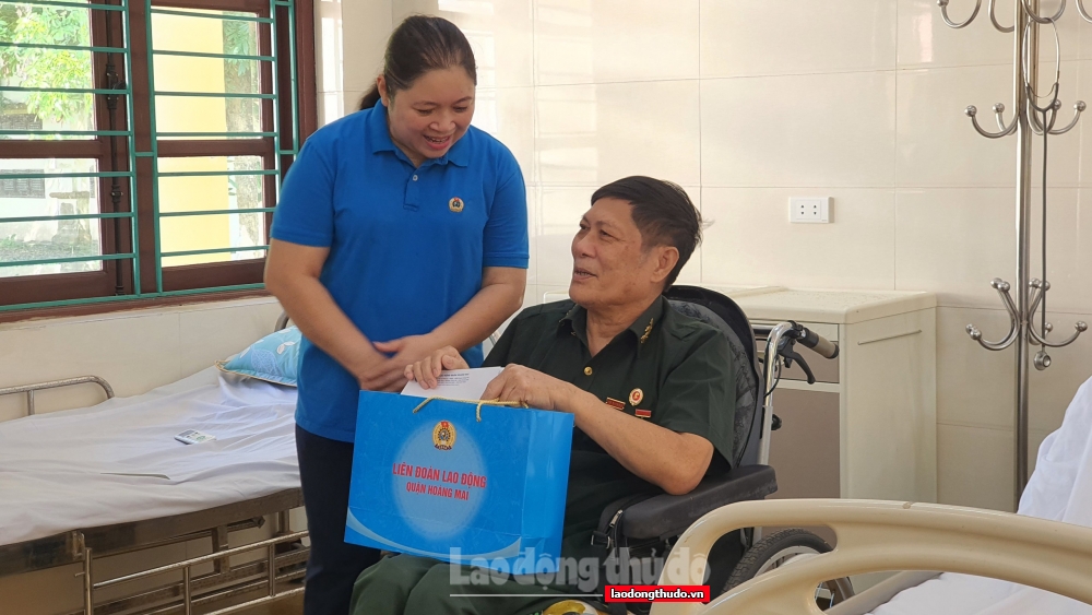 Công đoàn quận Hoàng Mai tặng quà các thương, bệnh binh tại tỉnh Hà Nam