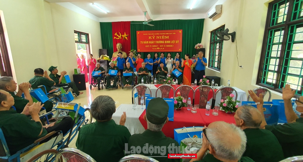 LĐLĐ quận Hoàng Mai tặng quà các thương, bệnh binh tại tỉnh Hà Nam