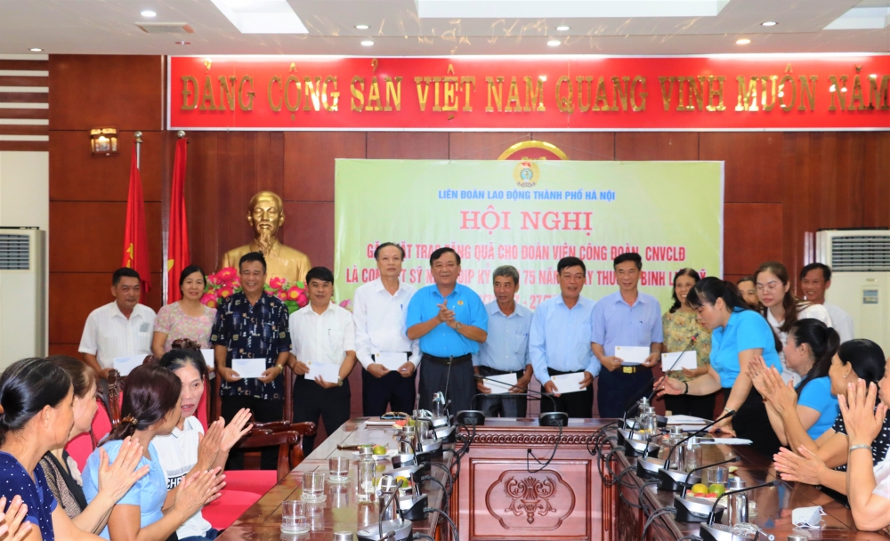 Liên đoàn Lao động huyện Phú Xuyên tặng quà cho đoàn viên công đoàn là con liệt sĩ