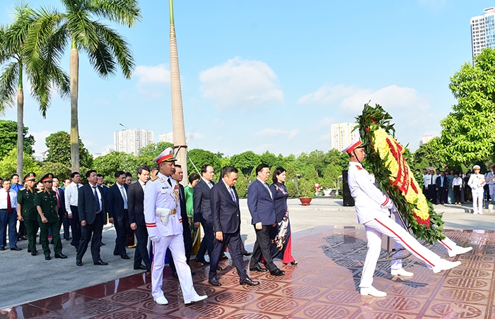 Lãnh đạo thành phố Hà Nội dâng hương tưởng niệm các Anh hùng liệt sĩ