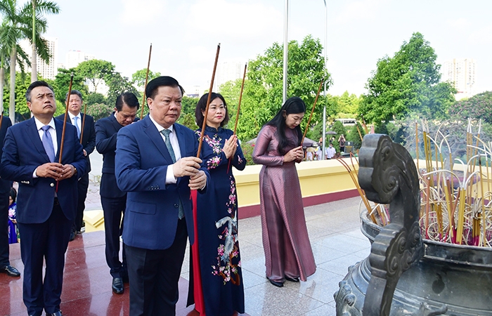 Lãnh đạo thành phố Hà Nội dâng hương tưởng niệm các anh hùng liệt sĩ
