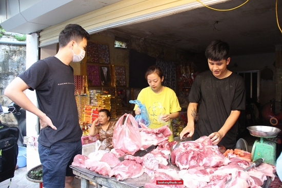 Giá thịt lợn vẫn neo ở mức cao, tiểu thương và người tiêu dùng lo lắng