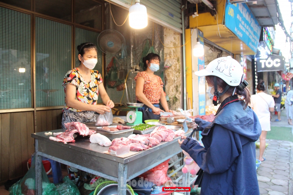 Giá thịt lợn vẫn neo ở mức cao, tiểu thương và người tiêu dùng lo lắng
