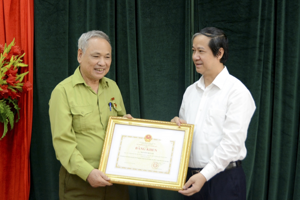 Bộ trưởng Bộ Giáo dục và Đào tạo tặng Bằng khen cho cụ ông 82 tuổi đỗ tốt nghiệp