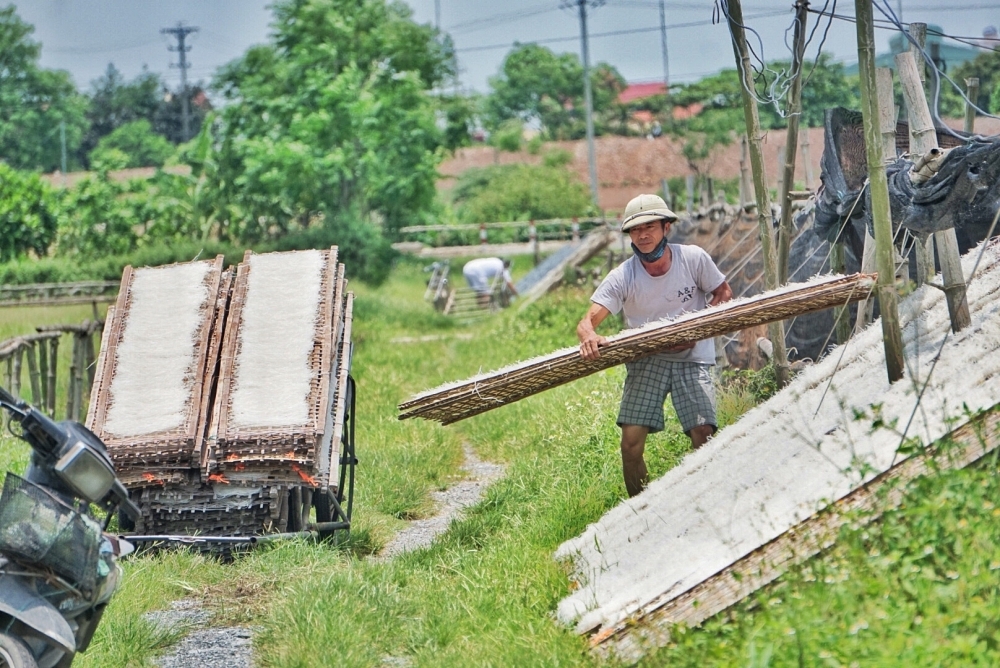 Nhộn nhịp sản xuất ở làng nghề truyền thống xã Minh Khai, huyện Hoài Đức