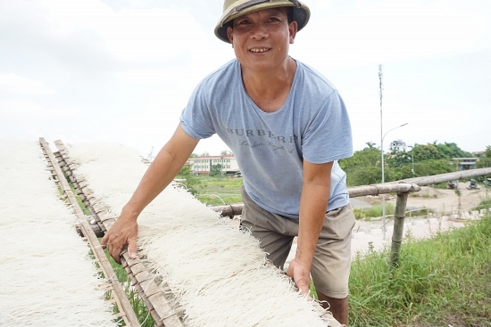 Nhộn nhịp sản xuất ở làng nghề truyền thống xã Minh Khai, huyện Hoài Đức
