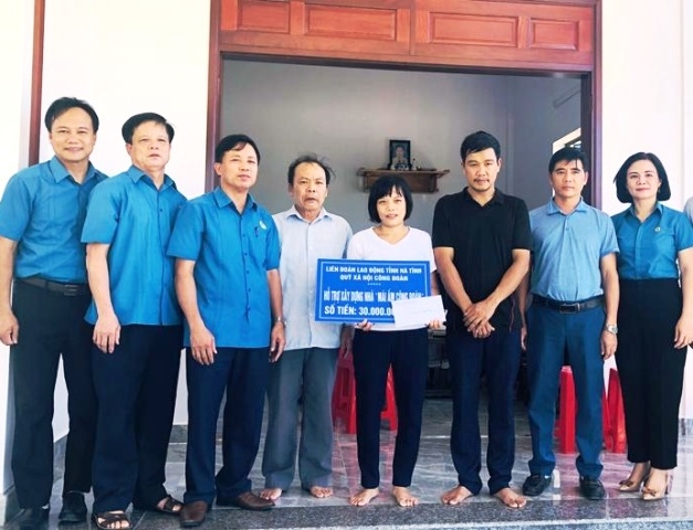 LĐLĐ tỉnh Hà Tĩnh hỗ trợ làm mới, sửa chữa lại 26 mái ấm cho đoàn viên
