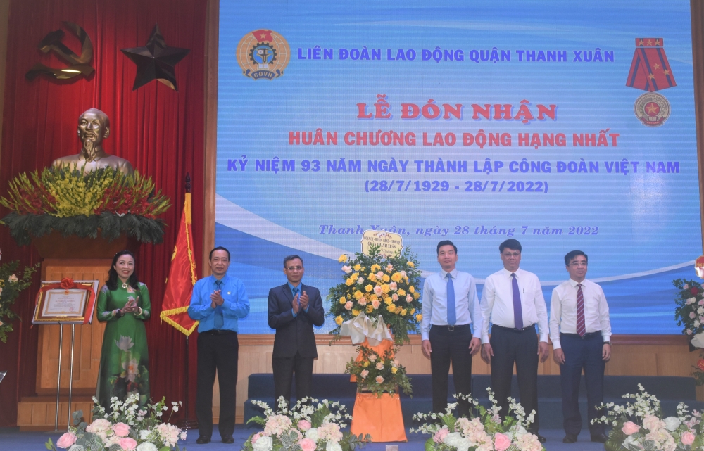 LĐLĐ quận Thanh Xuân vinh dự đón nhận Huân chương Lao động hạng Nhất