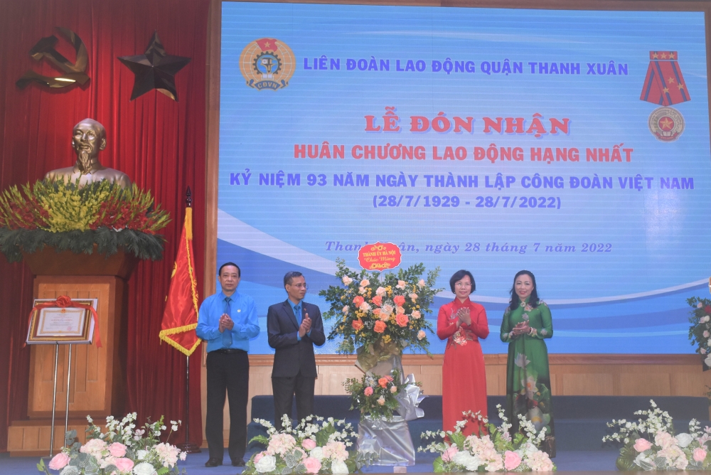LĐLĐ quận Thanh Xuân vinh dự đón nhận Huân chương Lao động hạng Nhất