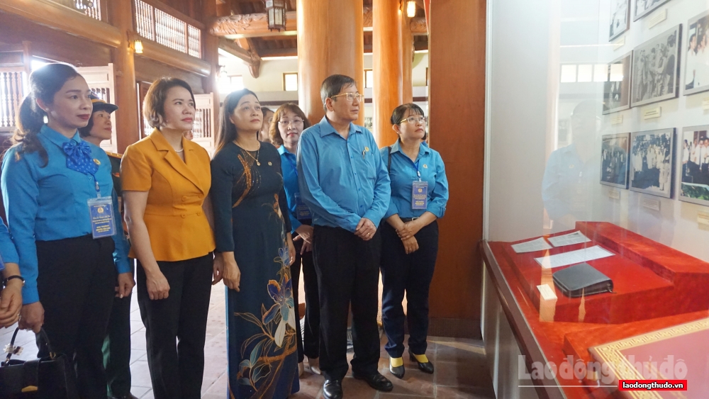 Lãnh đạo Tổng Liên đoàn và 10 cán bộ Công đoàn tiêu biểu dâng hương, báo công với anh linh đồng chí Nguyễn Văn Linh