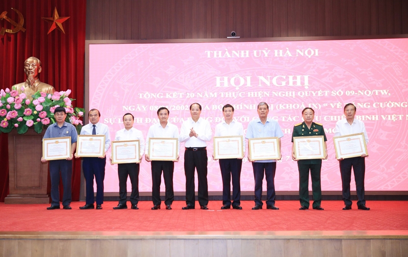 Trưởng ban Dân vận Thành ủy Hà Nội Nguyễn Doãn Toản tặng Bằng khen cho các cá nhân có thành tích xuất sắc.
