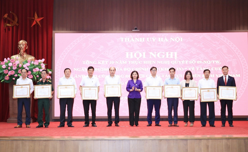 Phó Bí thư Thường trực Thành ủy Hà Nội Nguyễn Thị Tuyến trao Bằng khen tặng các tập thể có thành tích xuất sắc.