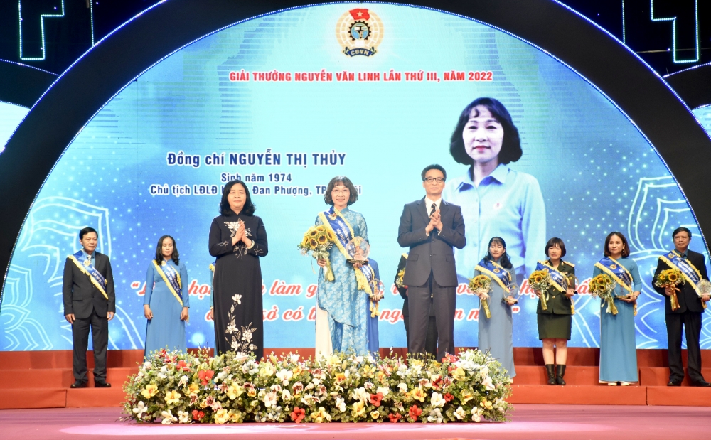 TRỰC TUYẾN: Lễ trao tặng Giải thưởng Nguyễn Văn Linh lần thứ III năm 2022: Tôn vinh những cán bộ Công đoàn dám nghĩ, dám làm