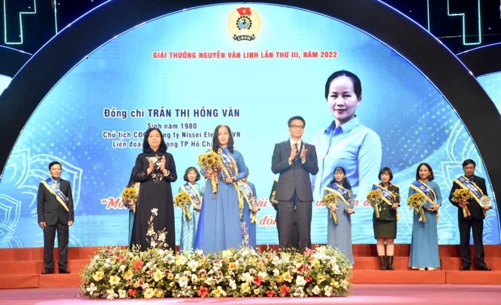 TRỰC TUYẾN: Lễ trao tặng Giải thưởng Nguyễn Văn Linh lần thứ III năm 2022: Tôn vinh những cán bộ Công đoàn dám nghĩ, dám làm