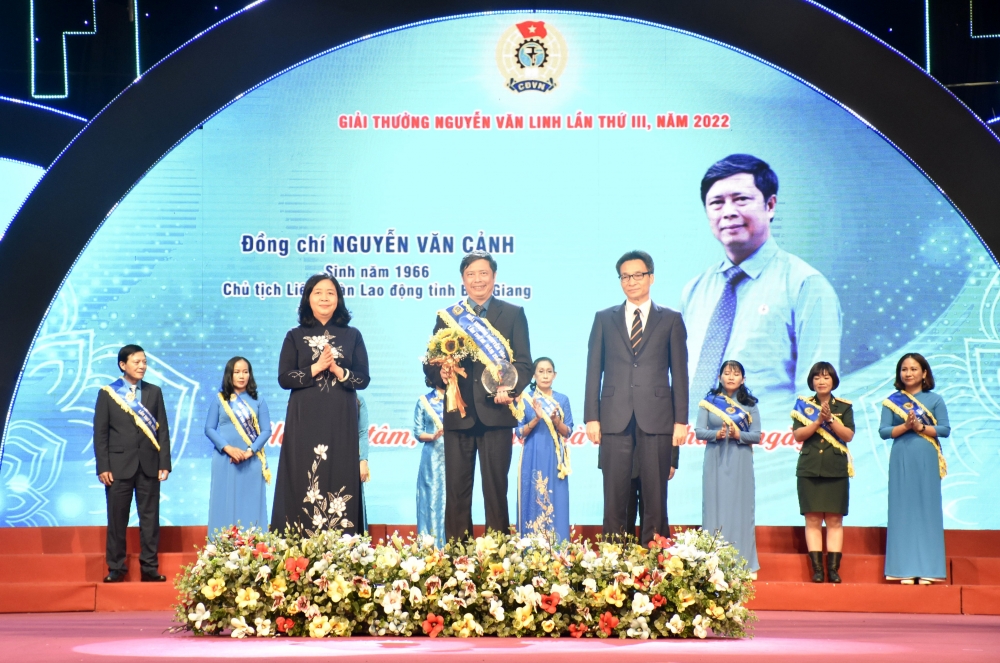 TRỰC TUYẾN: Lễ trao tặng Giải thưởng Nguyễn Văn Linh lần thứ III năm 2022: Tôn vinh những cán bộ Công đoàn dám nghĩ, dám làm