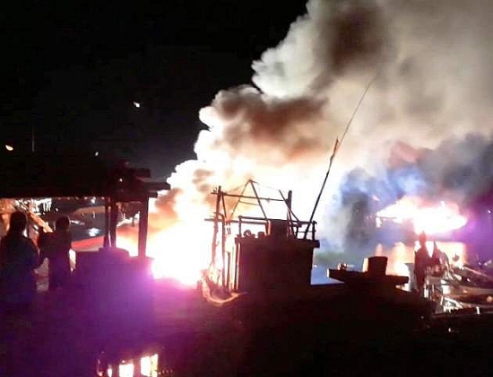 Quảng Bình: Cháy 4 tàu cá, thiệt hại hơn 2 tỷ đồng
