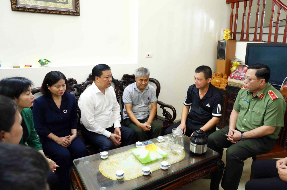  lãnh đạo thành phố Hà Nội thăm hỏi, động viên gia đình Trung úy Đỗ Đức Việt.