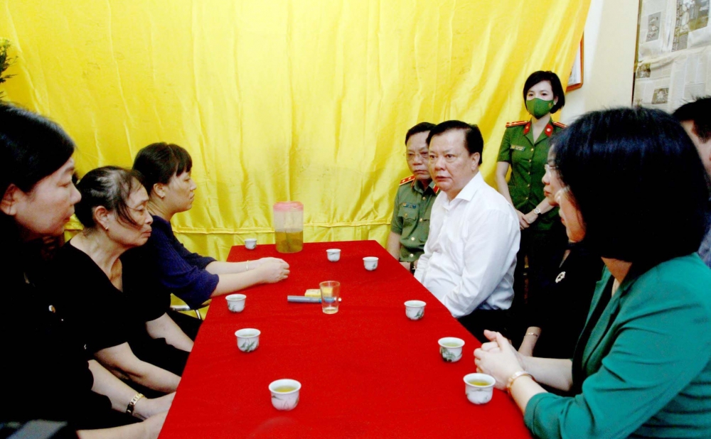 Bí thư Thành ủy Hà Nội Đinh Tiến Dũng và các đồng chí lãnh đạo thành phố Hà Nội thăm hỏi, động viên gia đình Trung tá Đặng Anh Quân.