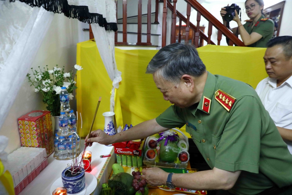 Bộ trưởng Bộ Công an thăm, động viên gia đình các chiến sĩ hy sinh