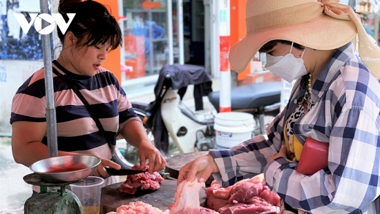 Giá thịt lợn tăng cao, người mua 10.000 đồng cũng bán