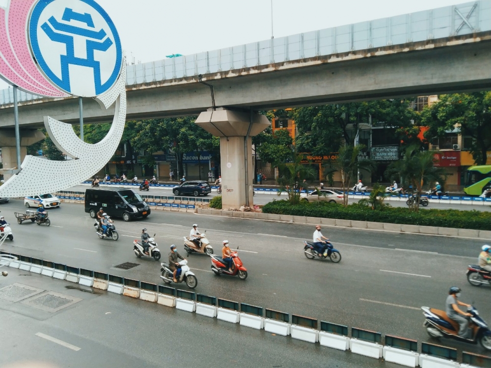 Ghi nhận ngày đầu lắp dải phân cách, tổ chức phân làn ô tô, xe máy trên đường Nguyễn Trãi