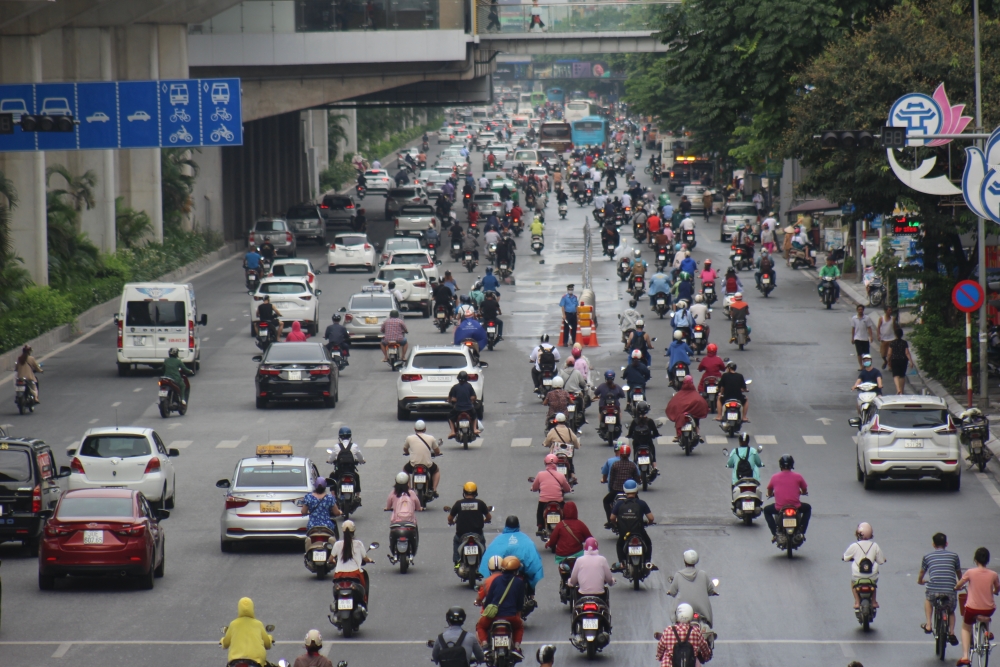 Ghi nhận ngày đầu lắp dải phân cách, tổ chức phân làn ô tô, xe máy trên đường Nguyễn Trãi