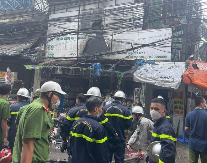 Nhanh chóng dập tắt đám cháy gần Bệnh viện Nhi Trung ương