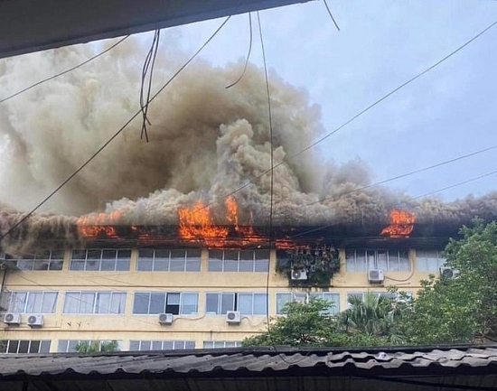 Kịp thời khống chế đám cháy khu nhà xưởng trên đường Trường Chinh