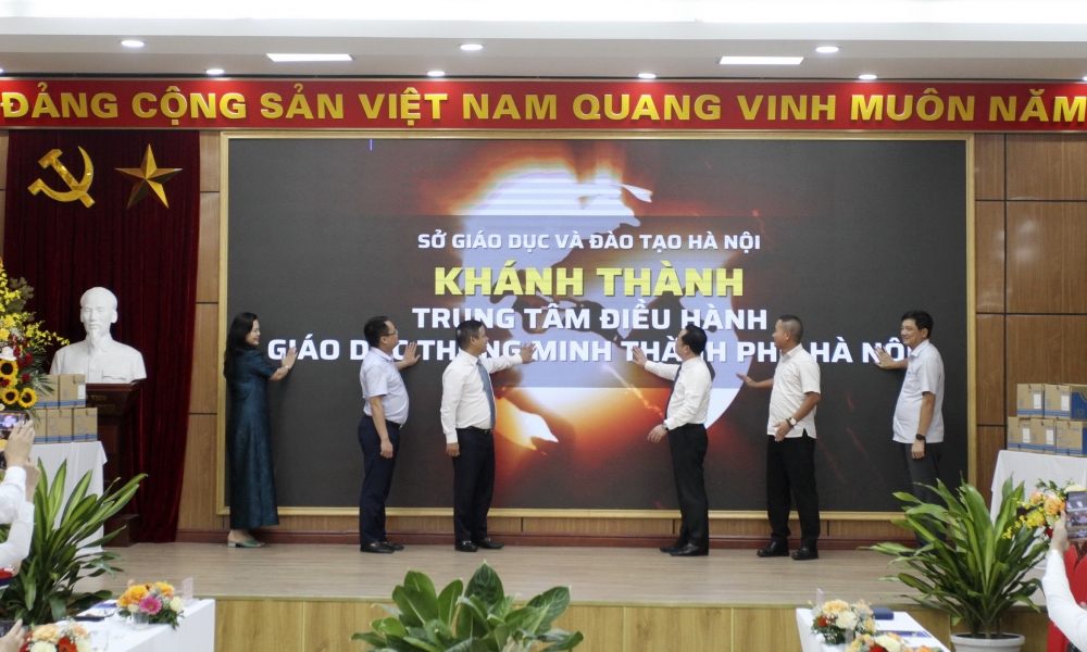 Các đại biểu thực hiện nghi thức khánh thành Trung tâm điều hành giáo dục thông minh thành phố Hà Nội