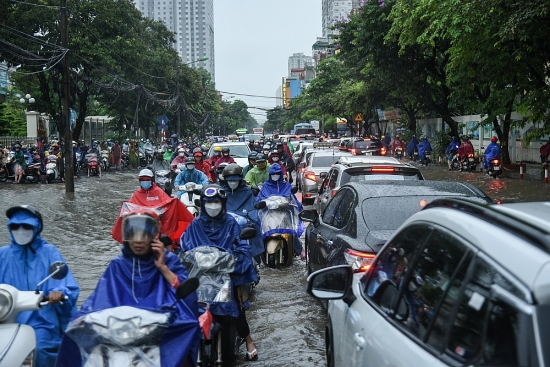 Mưa cả đêm, nhiều tuyến phố ở Hà Nội ngập sâu