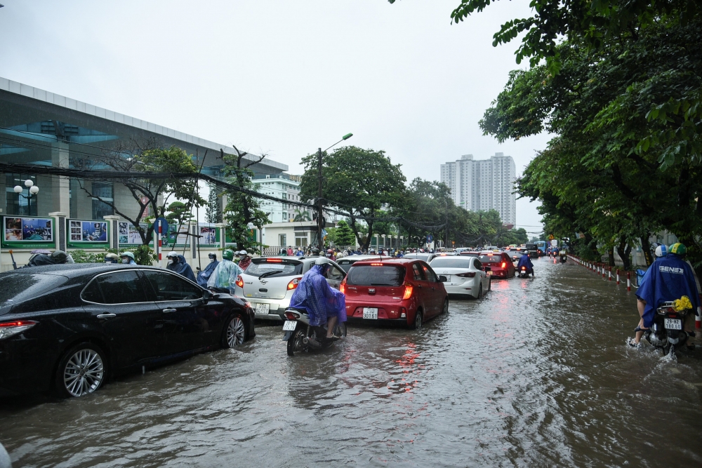 Hà Nội: Người dân hạn chế ra đường trong thời gian bão Talim đổ bộ