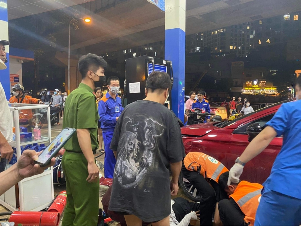 Hà Nội: “Xe điên” tông thẳng trạm xăng khiến nhiều người bị thương