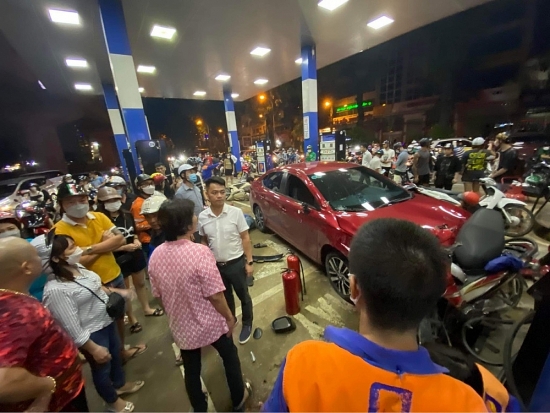 Hà Nội: “Xe điên” tông thẳng trạm xăng khiến nhiều người bị thương