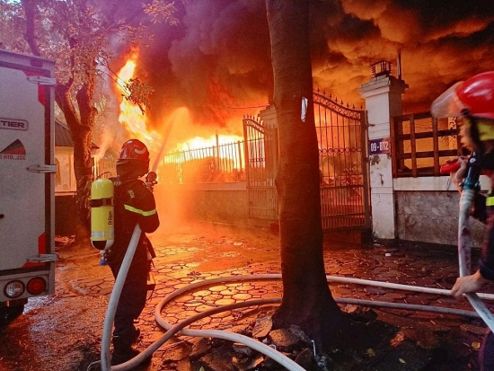 Một chiến sĩ cảnh sát bị thương trong vụ cháy tại khu đô thị Pháp Vân