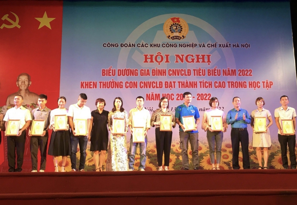 Công đoàn các KCN&CX Hà Nội biểu dương 65 gia đình CNVCLĐ tiêu biểu và 613 con CNVCLĐ học giỏi