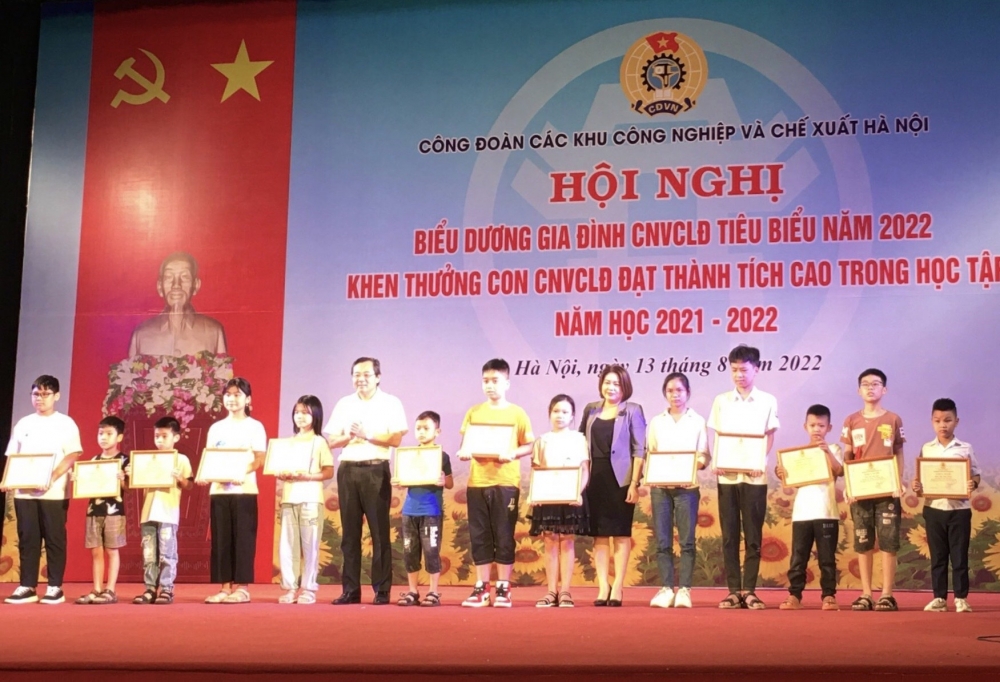 Công đoàn các KCN&CX Hà Nội biểu dương 65 gia đình CNVCLĐ tiêu biểu và 613 con CNVCLĐ học giỏi