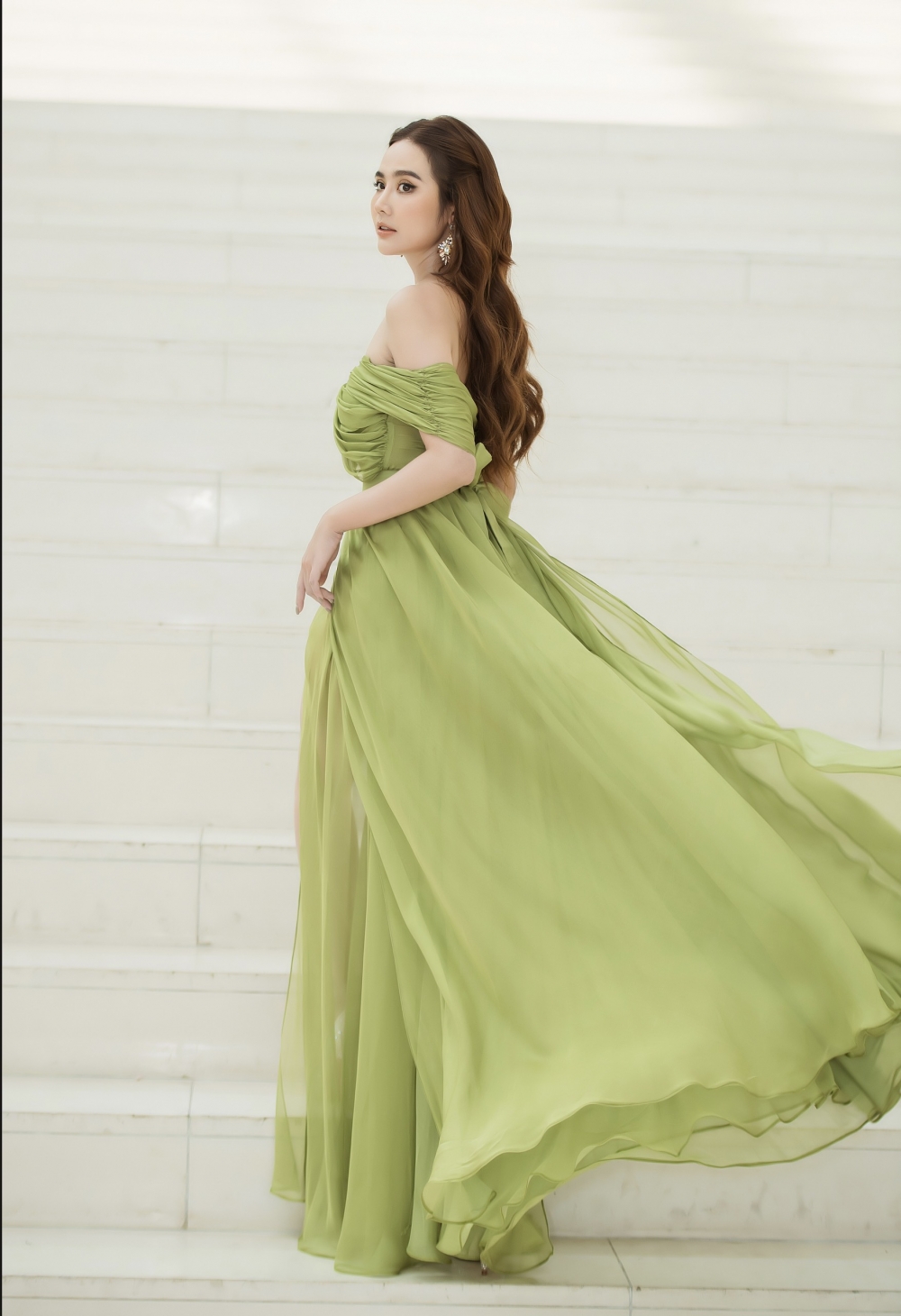 Phan Minh Huyền (Huyền Lizzie) khoe sắc vóc ngọt lịm trong váy dạ hội vai trần