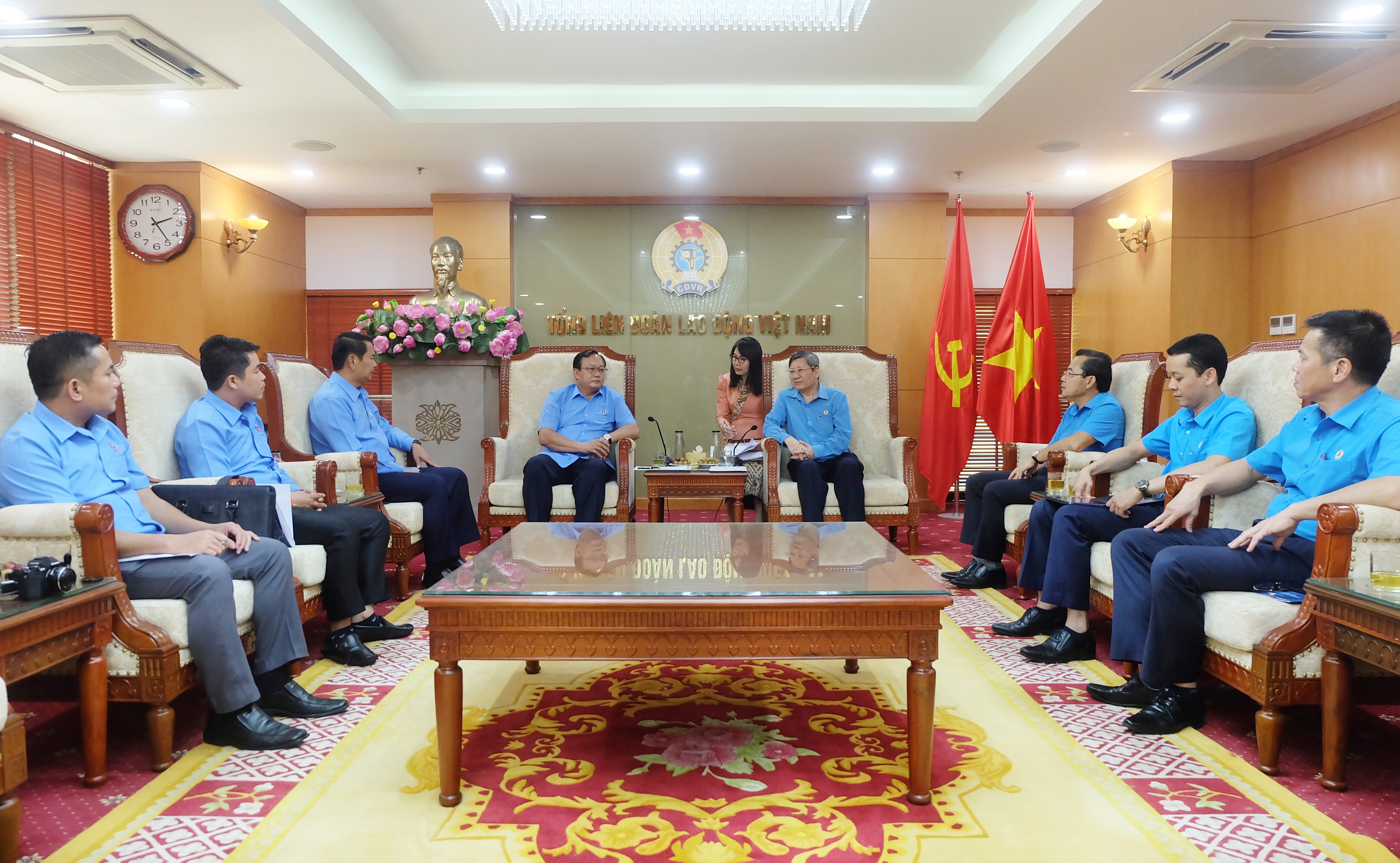 Lãnh đạo Tổng LĐLĐ Việt Nam tiếp xã giao Đoàn đại biểu cấp cao LHCĐ TP Viêng Chăn
