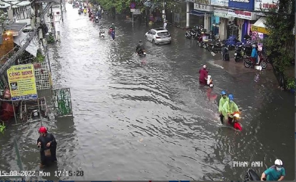 TP.HCM: Nhiều tuyến đường ngập nặng, cầu Thủ Thiêm 2 kẹt cứng sau cơn mưa lớn