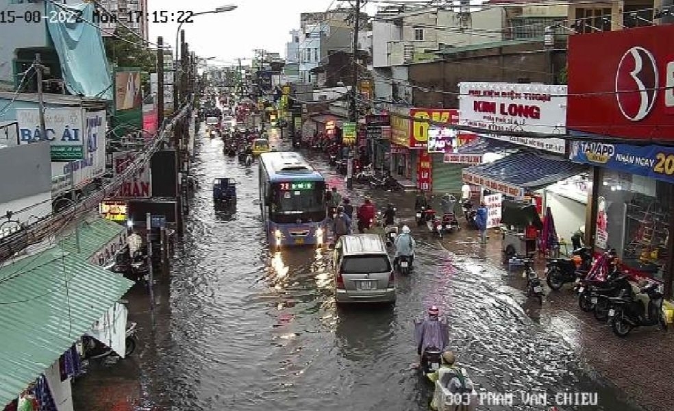 TP.HCM: Nhiều tuyến đường ngập nặng, cầu Thủ Thiêm 2 kẹt cứng sau cơn mưa lớn