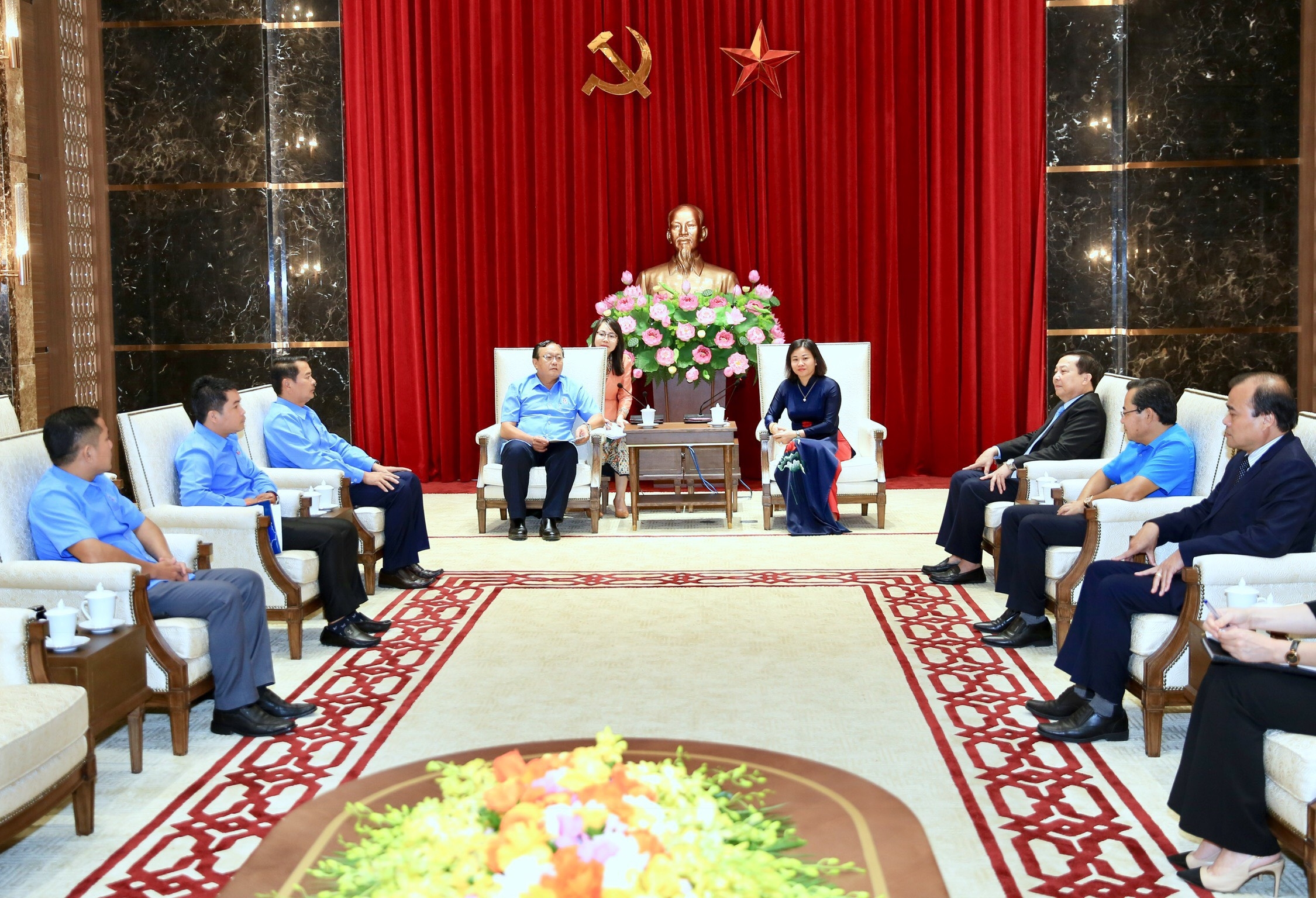 Lãnh đạo Thành ủy Hà Nội tiếp xã giao Đoàn đại biểu cấp cao LHCĐ thành phố Viêng Chăn